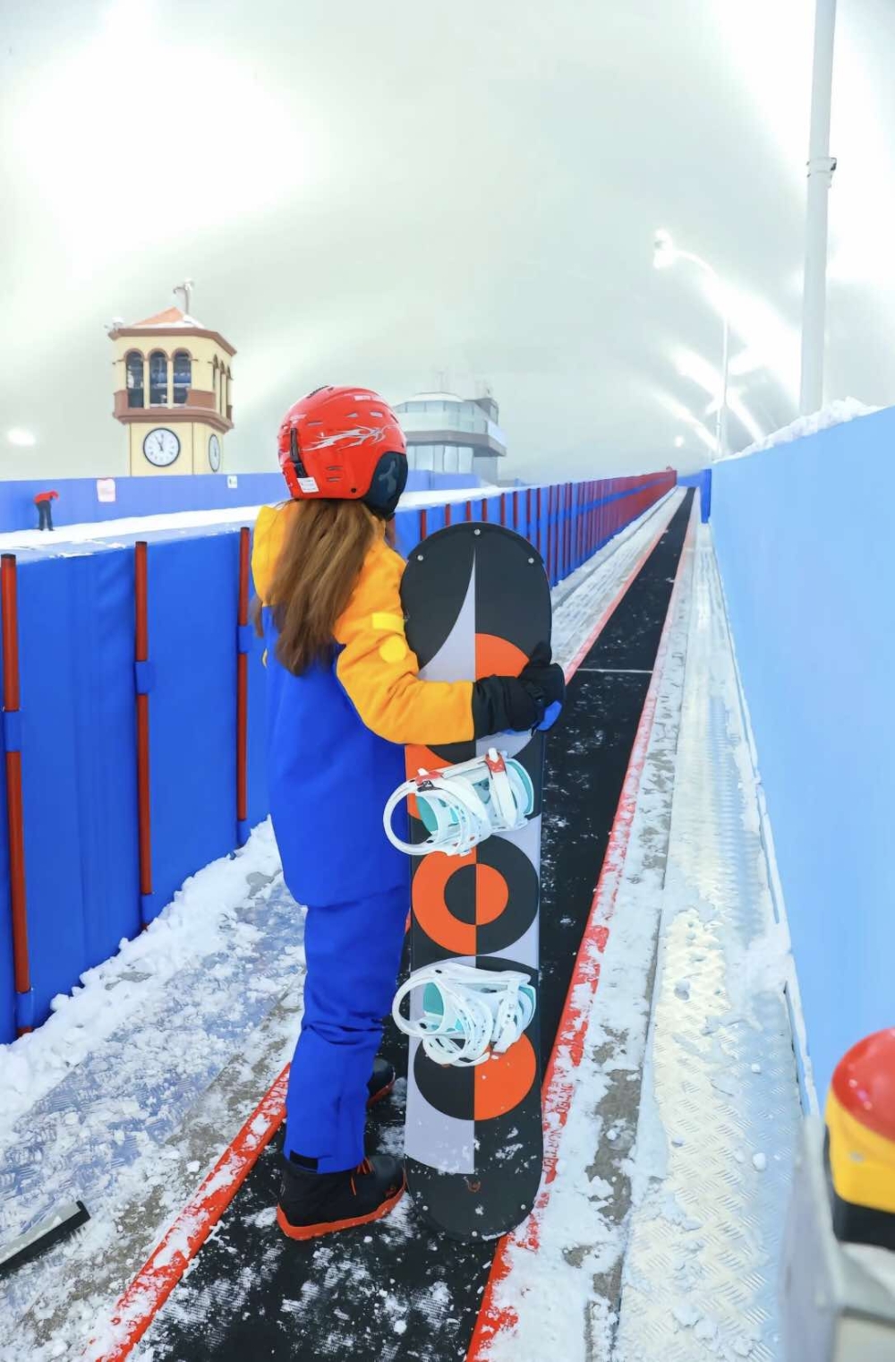 魯冰雪世界是深圳現時最大的滑雪場，亦是廣東省冰雪運動訓練基地！