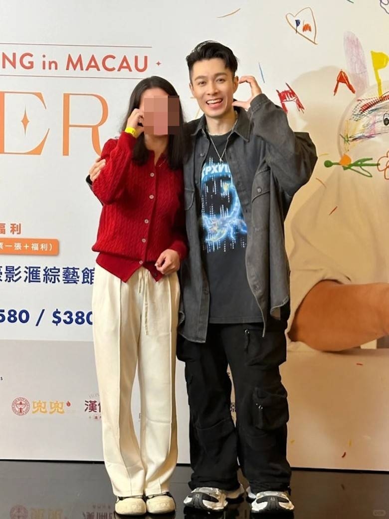 不過其後經過網友翻查就發現，原來這批照片是周柏豪這次見面會VIP門票的福利