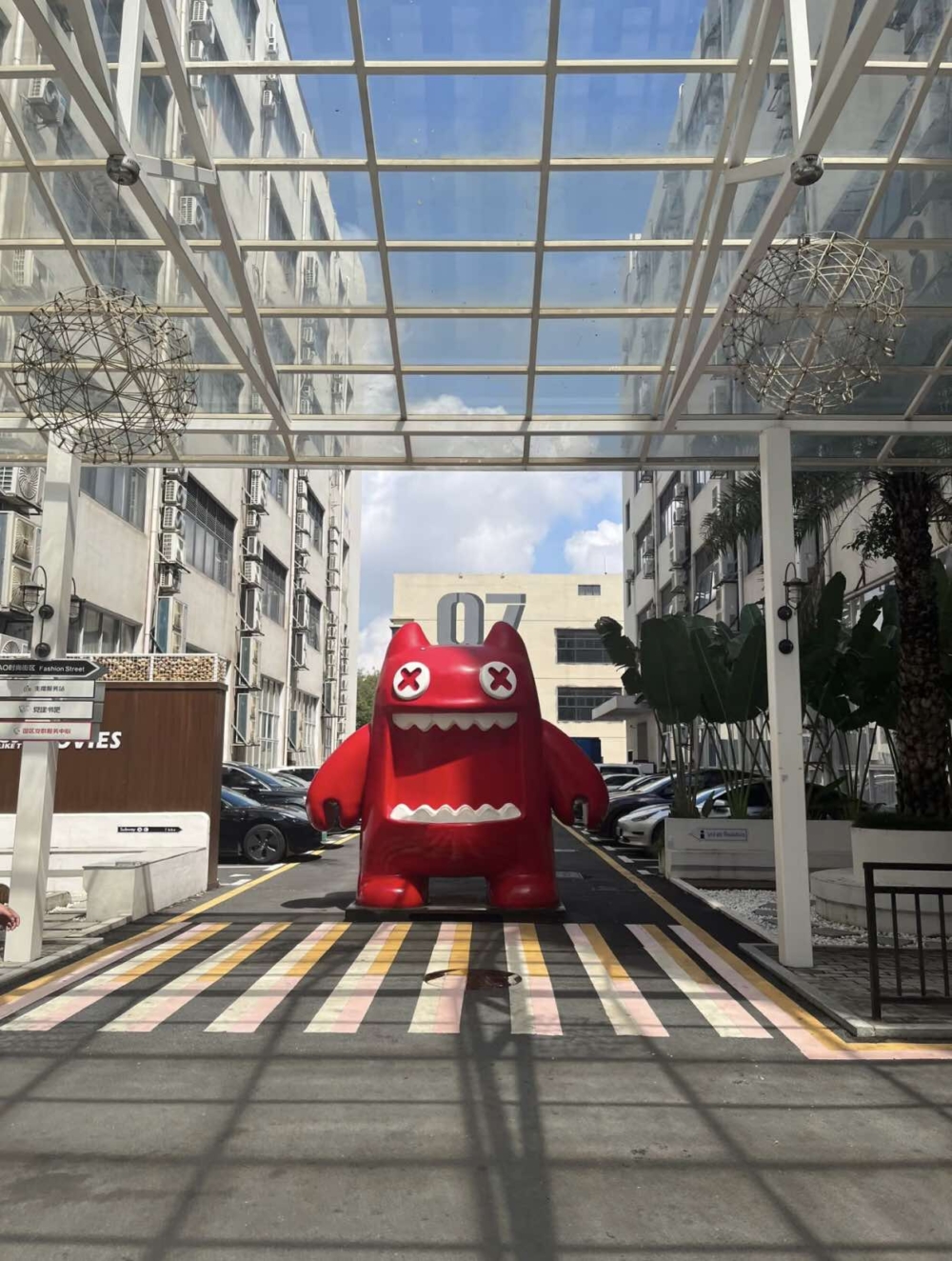 深圳首個以潮人街拍為主題場景的時尚街區！