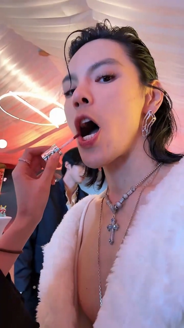 昨日向佐造型以及走光影片亦曝光,隨即以引來大批網友討論