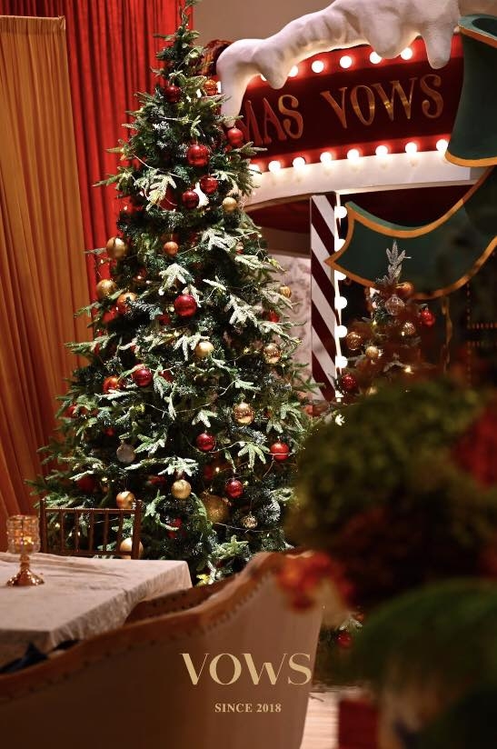 VOWS COFFEE（華僑城店）以旋轉木馬為主題，打造色彩繽紛的節日佈置～