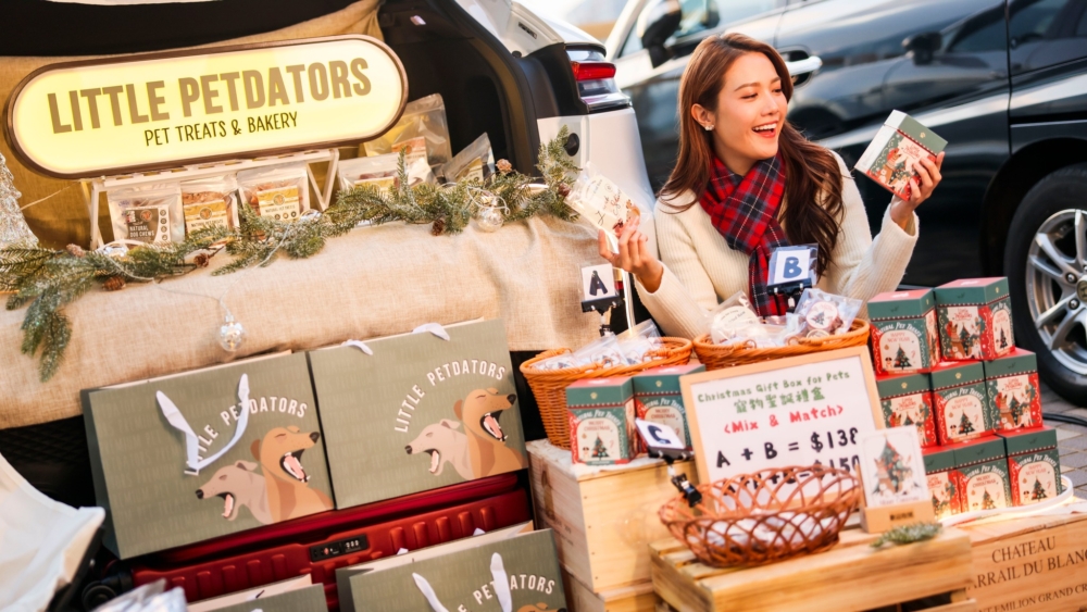 中港城「Car Boot Christmas Market」除了售賣多款手作商品、美食及聖誕裝飾等,更設有遊戲區、工作坊及精彩表演~