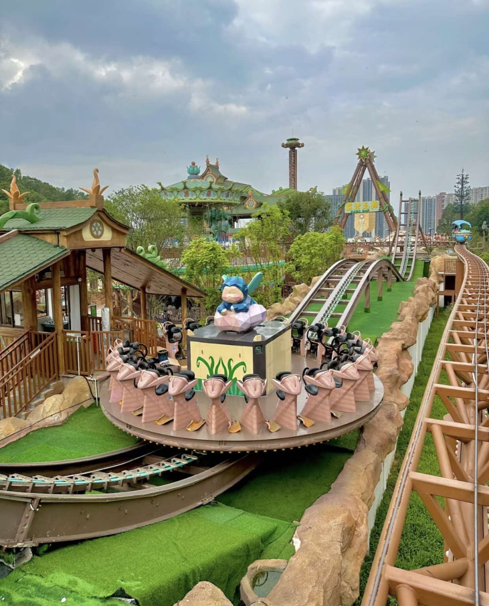 龍崗兒童公園分成4個部分：無動力遊玩區、動力遊玩區、公共區及休閒遊覽區，設有約30個動力設備及無動力主題遊戲設備～