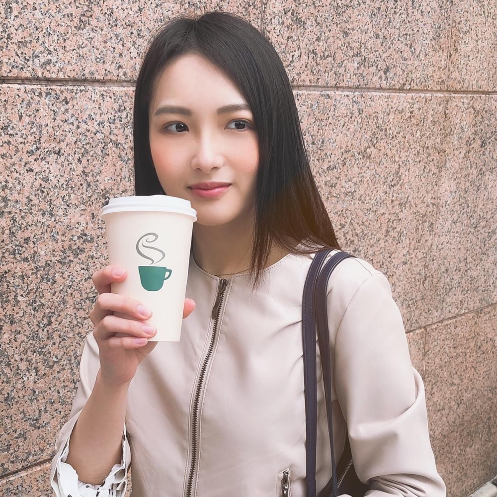 兩年後回流香港,繼續修讀大學課程之外;機緣下於英皇娛樂演藝創意學院取得演藝專業文憑