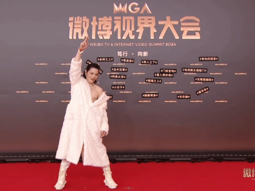 拍照環節向佐突然擺出單手指向天的甫士,怎料令大褸滑落露出一點
