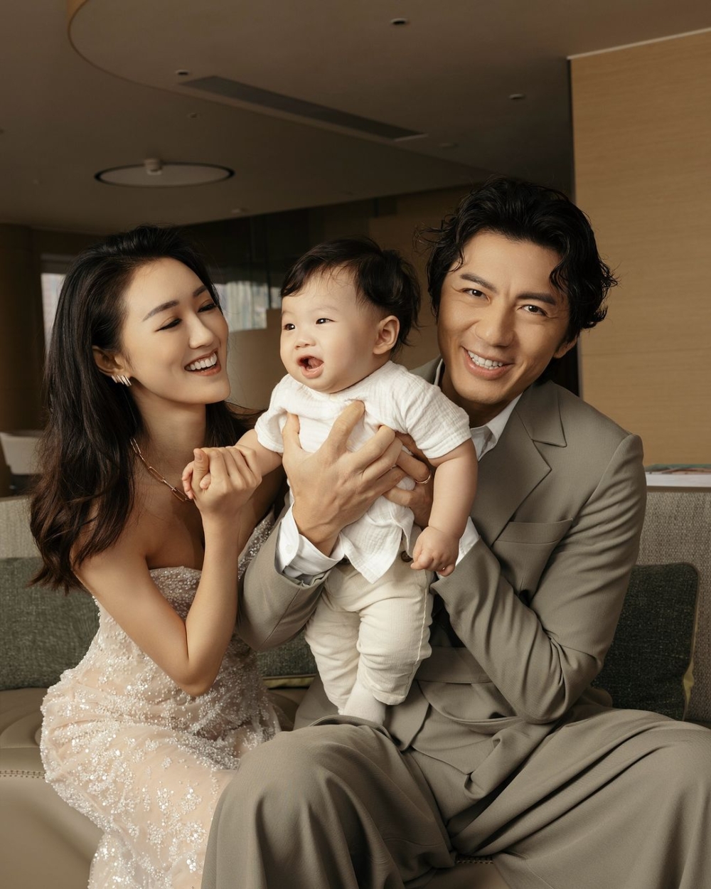 現年43歲的袁偉豪與細10年的張寶兒結婚4年