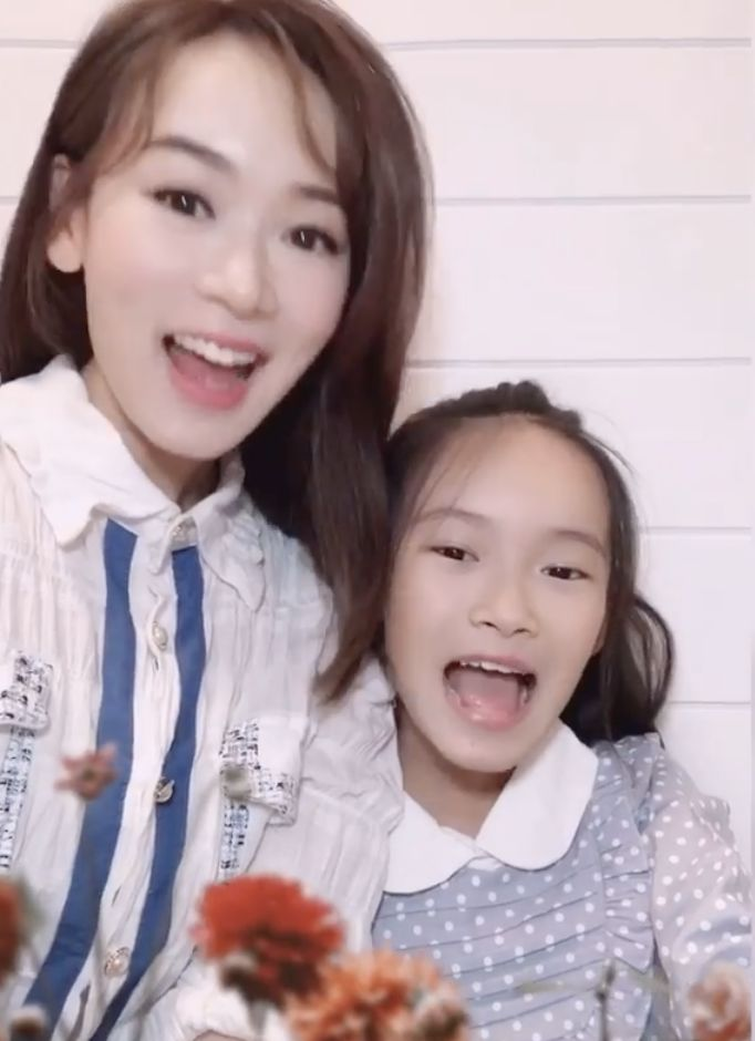 近日就有網民指原來楊思琦每晚工作高達十幾個小時，更經常開直播到凌晨