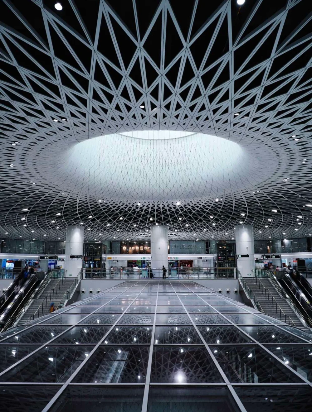 車站大堂天庭設計採用創新的三維空間，以及充滿科幻及未來乾的大穹頂！