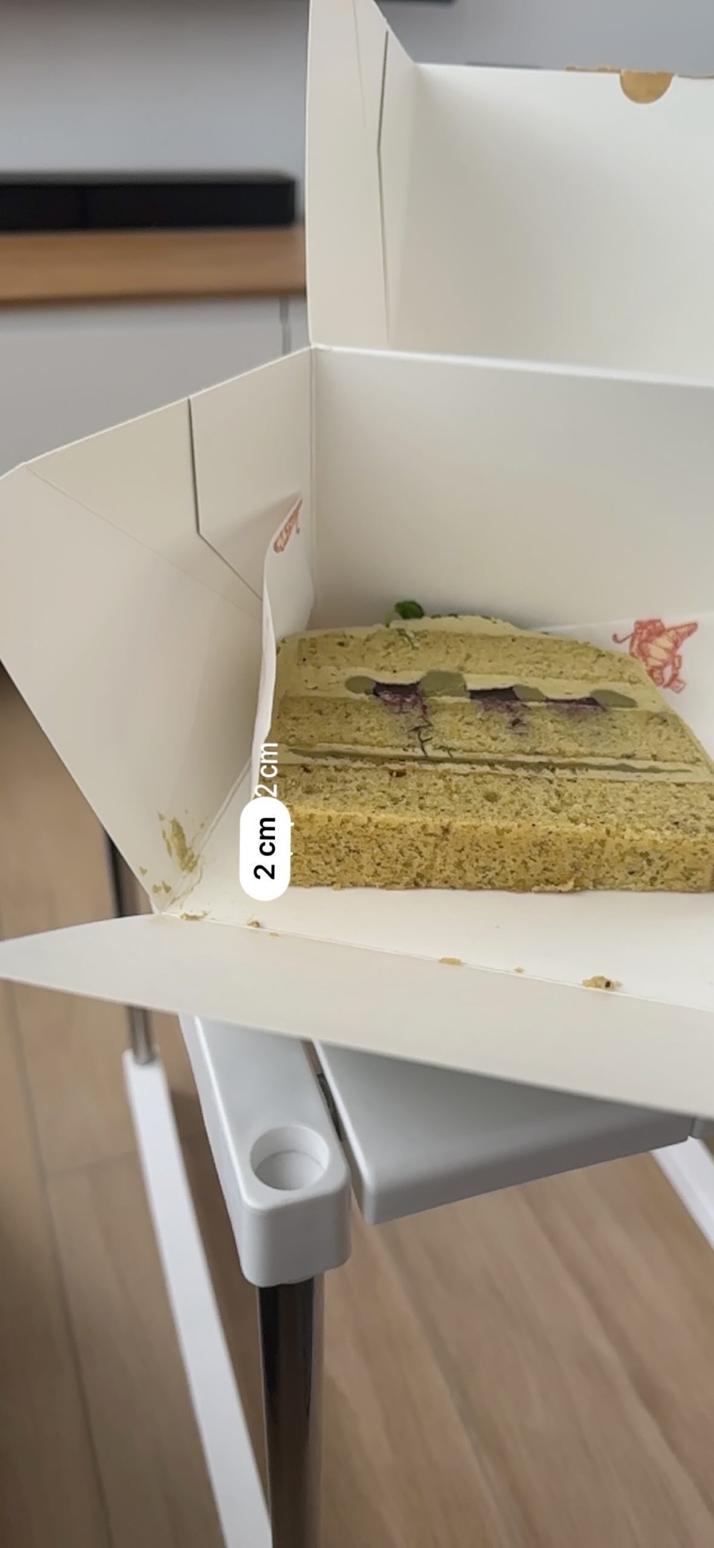 網友發現蛋糕只有2厘米，並非「統一1吋」的2.54厘米