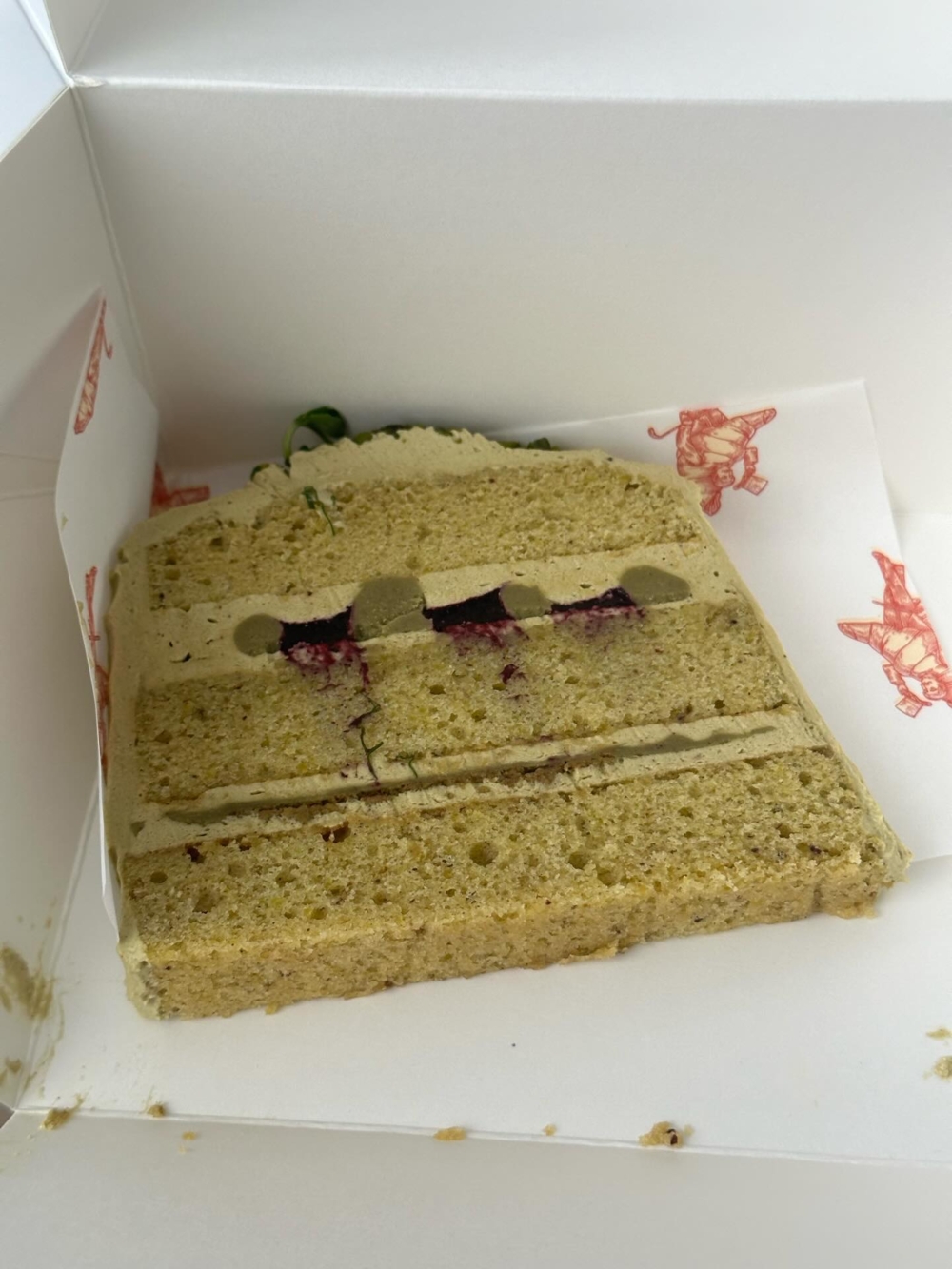 網友見店員只切出了一塊「超薄切蛋糕」，於是已即時問「咁薄嘅？」，店員則回覆指「統一1吋」