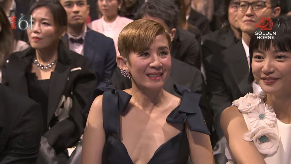 鐘雪瑩台上感激找她參演《媽媽的神奇小子》飾演一個智障角色的吳君如。