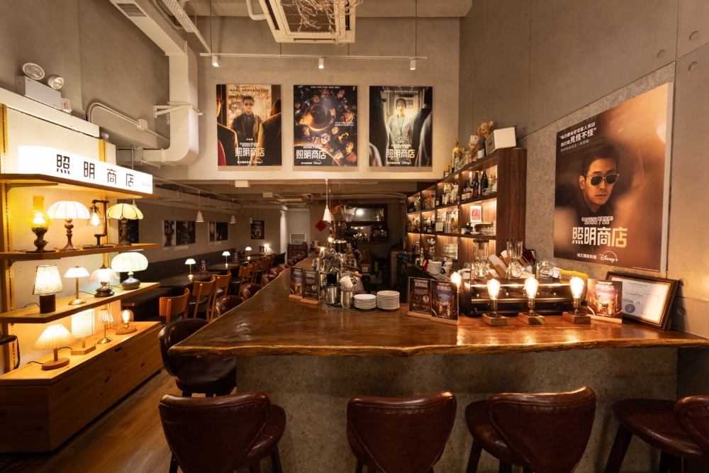 Café亦展出一系列《照明商店》的海報及劇照。