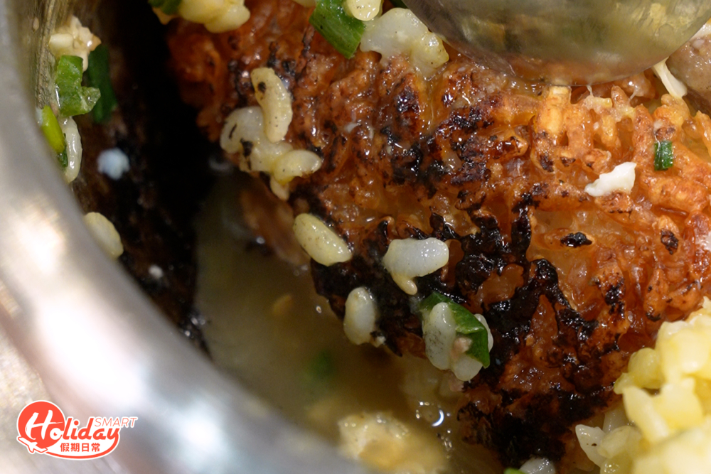 每煲釜飯都會附有海帶湯，讓食客可以跟據自己喜好調整飯焦軟硬度，想要脆身的效果就不用落太多。