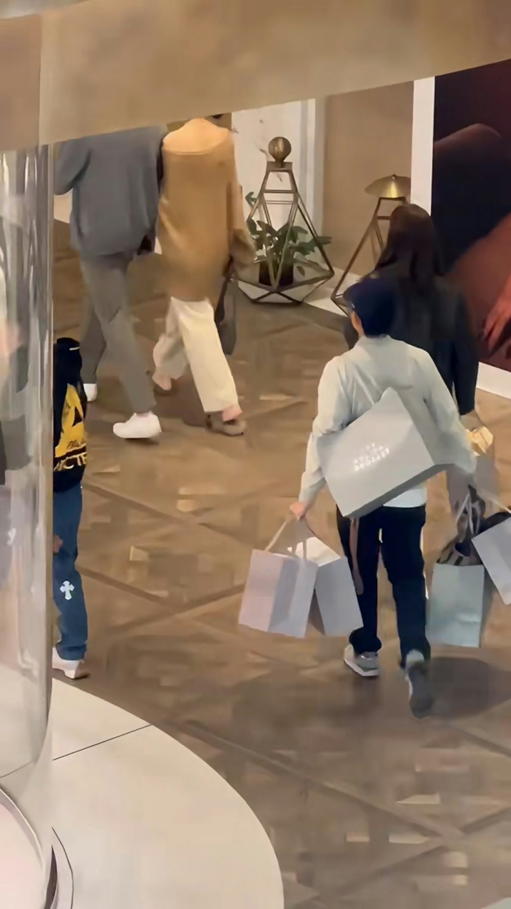 施伯雄誇張拿住五大袋「一抽二掕」跟在太太身後