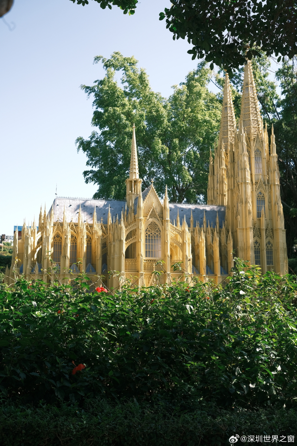 世界之窗以不同比例仿建著名世界建築的微縮景區聞名，例如埃及金字塔、法國艾菲爾鐵塔、意大利利比薩斜塔、印度泰姬陵及巨石陣等～