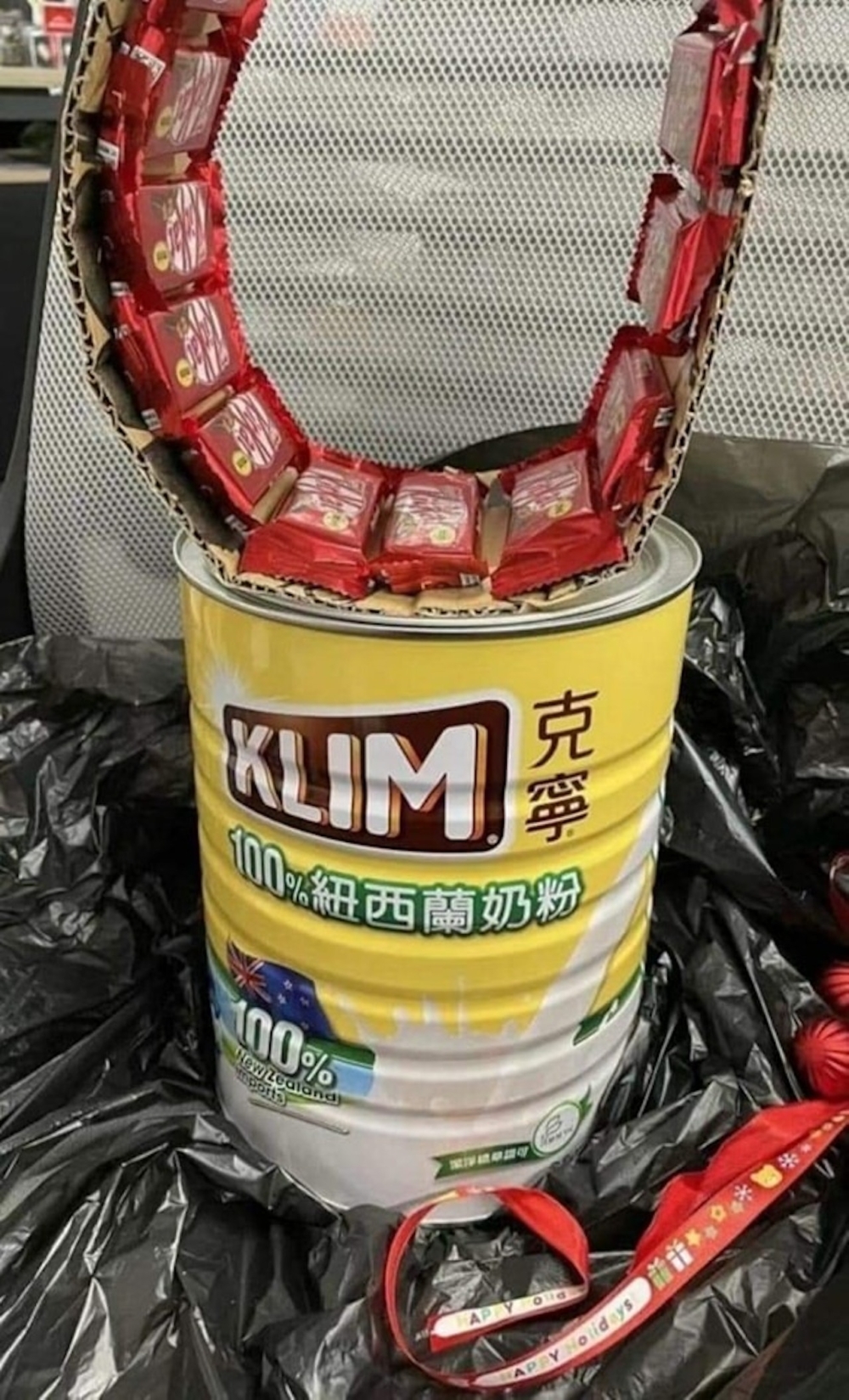男生興奮地拆開禮物包裝時,卻發現裡面原來是一罐奶粉和一些捲成圓圈的Kit Kat朱古力