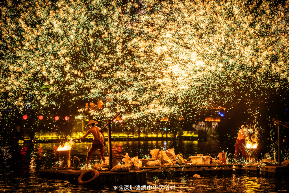 園區呈獻各種歌舞表演及非遺技藝，如打鐵花、水面火壺等～