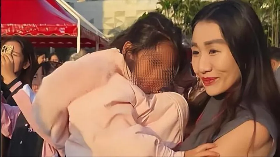 日前何超盈就與女兒一同出席澳門慶祝回歸25周年升旗禮