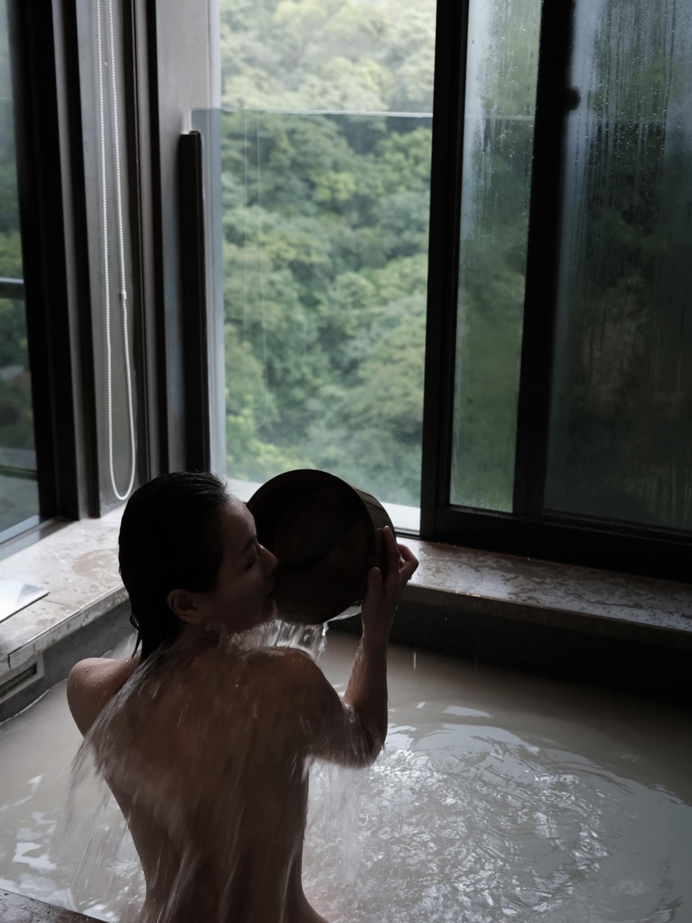 杜汶澤昨日(9日)就有在社交平台晒出田蕊妮的出浴裸背照
