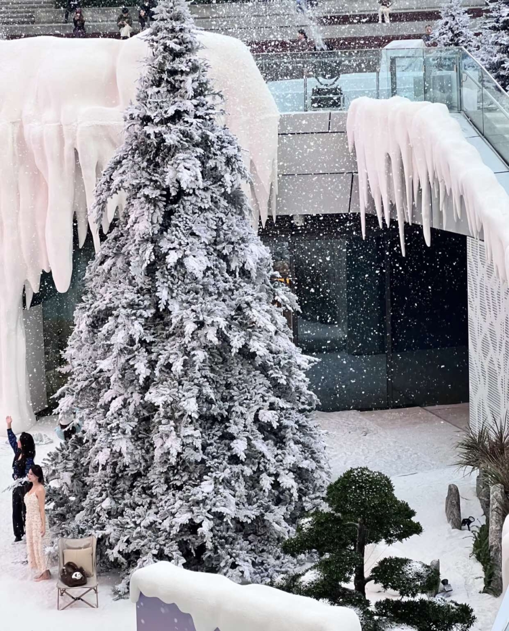 萬象前海於活動期間的指定日子噴灑人造雪,營造超逼真的夢幻飄雪效果!
