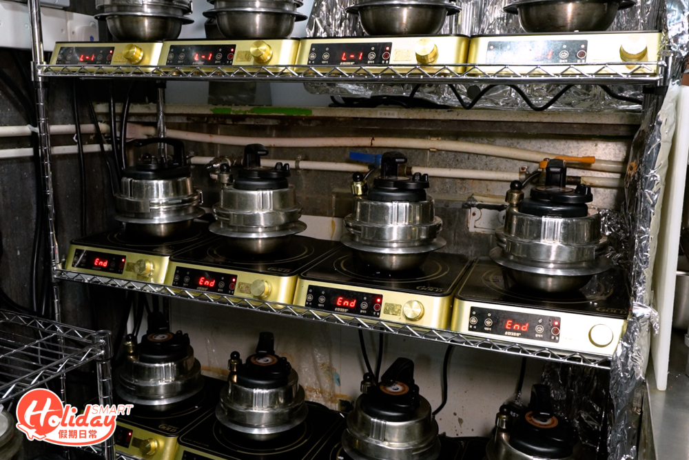 以120度高壓飯機高溫煮製，每煲都有香脆金黃的飯焦。