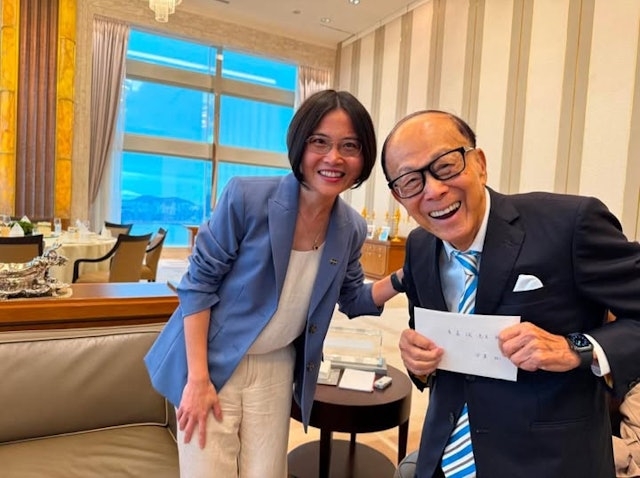 李嘉誠手持一封徐蓁給予的手寫信合照