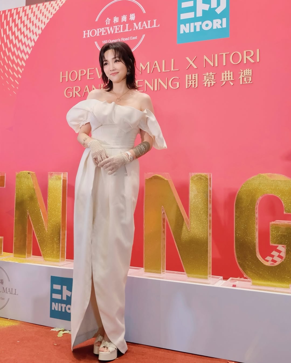 謝安琪（Kay）日前受邀出席灣仔某商場旗艦店開幕典禮，在活動上大唱首本名曲《囍帖街》