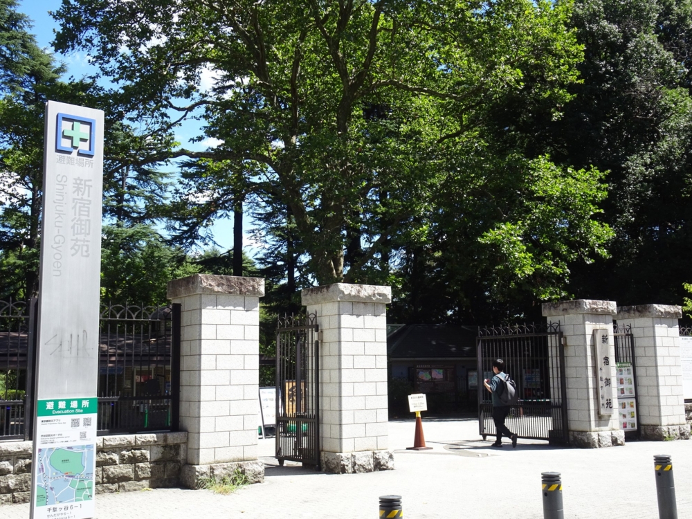 新宿御苑共有三個入口，分別為「新宿門」、「千馱谷門」及「大木戶門」。