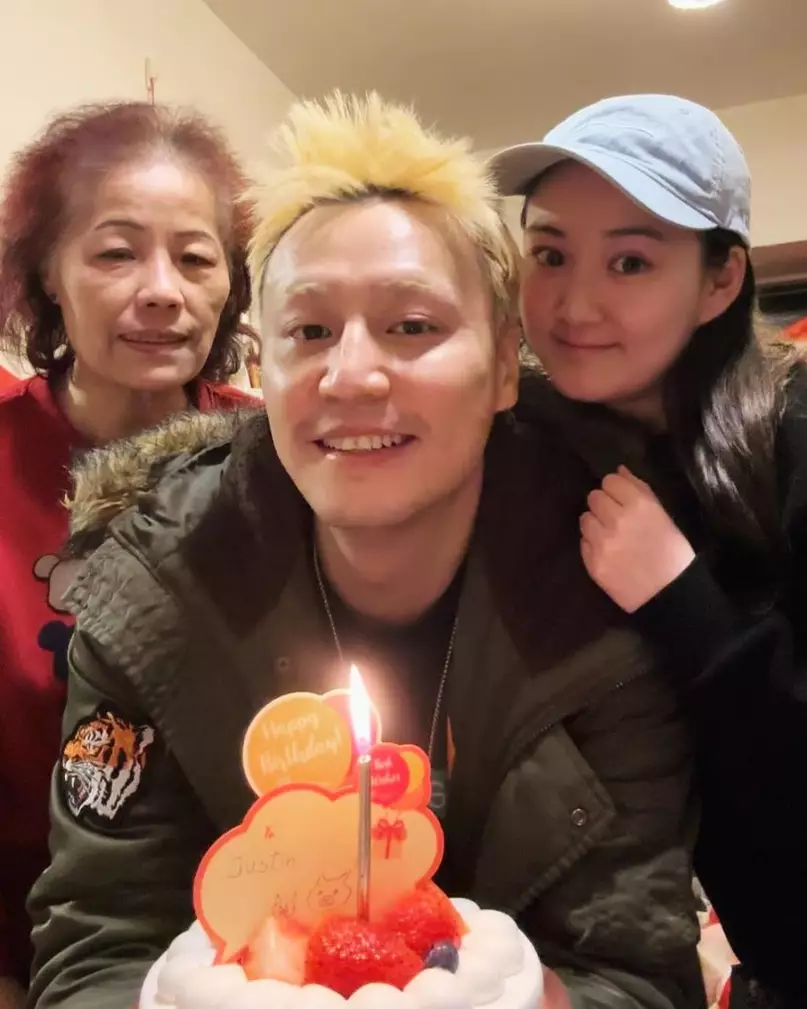 事隔一年，張建聲突然宣布移居廣州，並大呻好寂寞。隨之就被網友發現「父女戀」疑似玩完？！