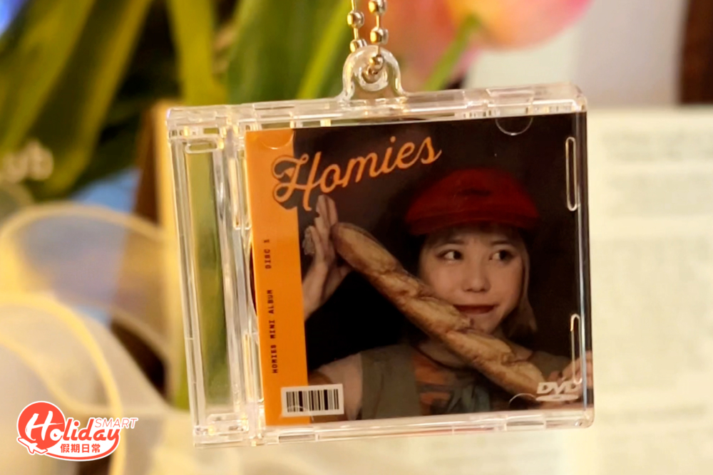 大家更可以將貼紙相剪為專輯封面，只需加$40就可以將其製成獨一無二CD掛飾。