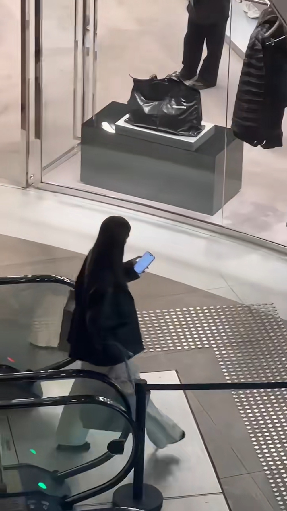 日前，有不少網友指偶遇吳千語與施伯雄兩夫妻一同在商場購物並分享影片