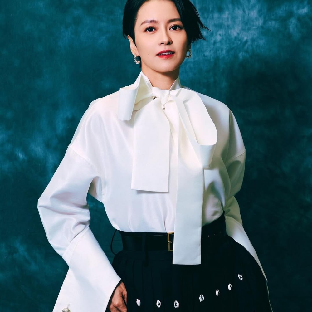 其後梁詠琪被傳媒拍到以勝利者姿態在伊健家笑着落樓揭發戀情