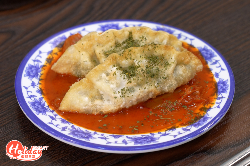 除了釜飯還有小食，例如秘製泡菜醬拌餃子及炸薯餅配芝士乳酪。