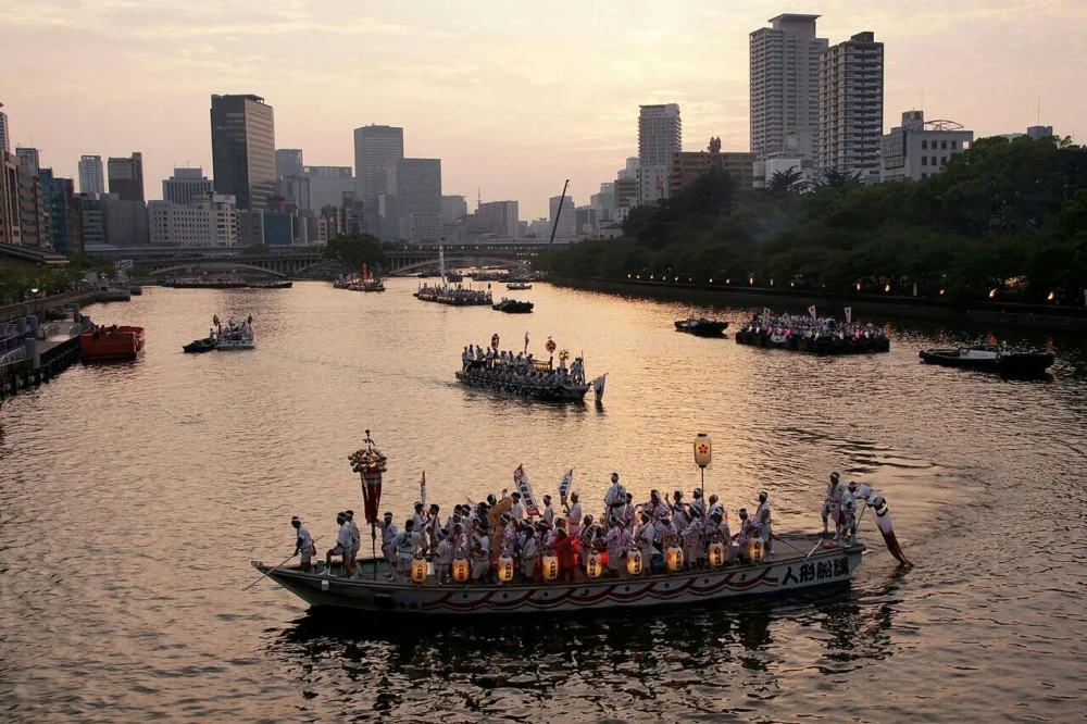 天神祭最大看點是每年7月25日在大阪天滿宮舉辦的本宮祭夜晚的奉納煙火,約百艘大船在大川(舊淀川)登場,壓軸表演是施放約5,000發煙花,場面超壯觀震撼!