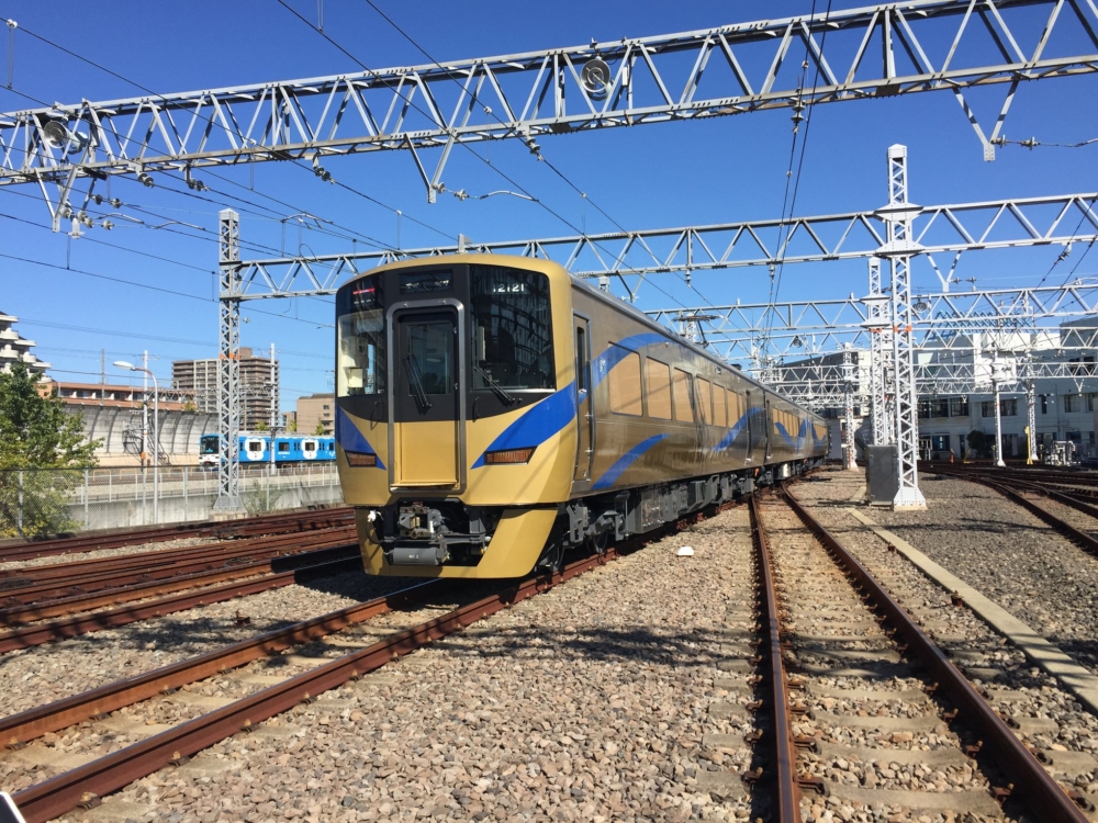 南海電車「泉北Liner」。
