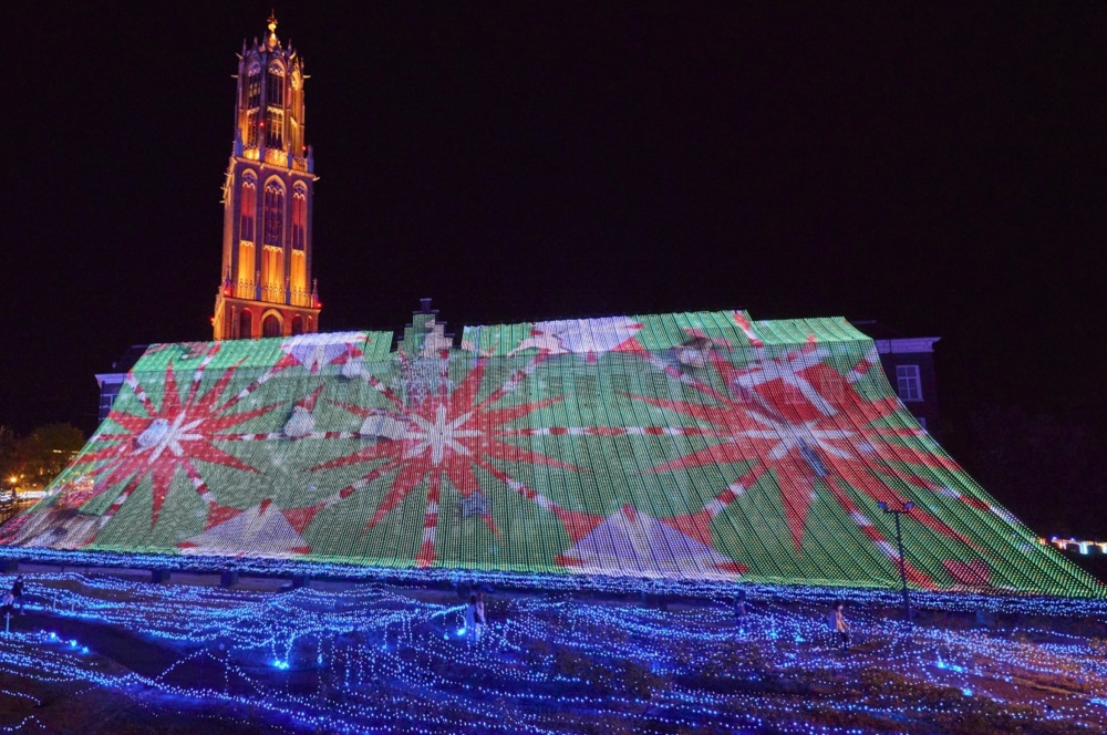 《聖誕旋律》以教堂為背景，阿姆斯特丹廣場前上演聖誕節主題的3D投影燈光秀，搭配聖誕音樂，十分有趣～