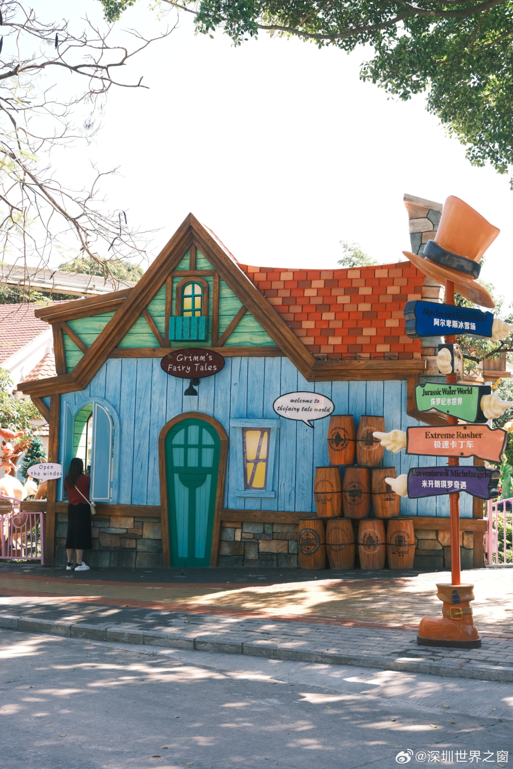 乘搭深圳地鐵1號線至「世界之窗站」，J出口，步行即可抵達世界之窗入口處～