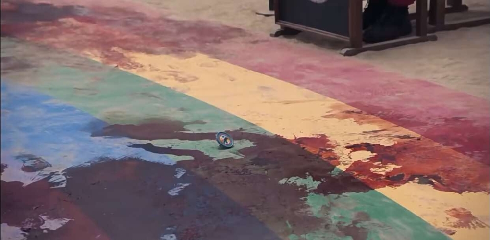 打陀螺。