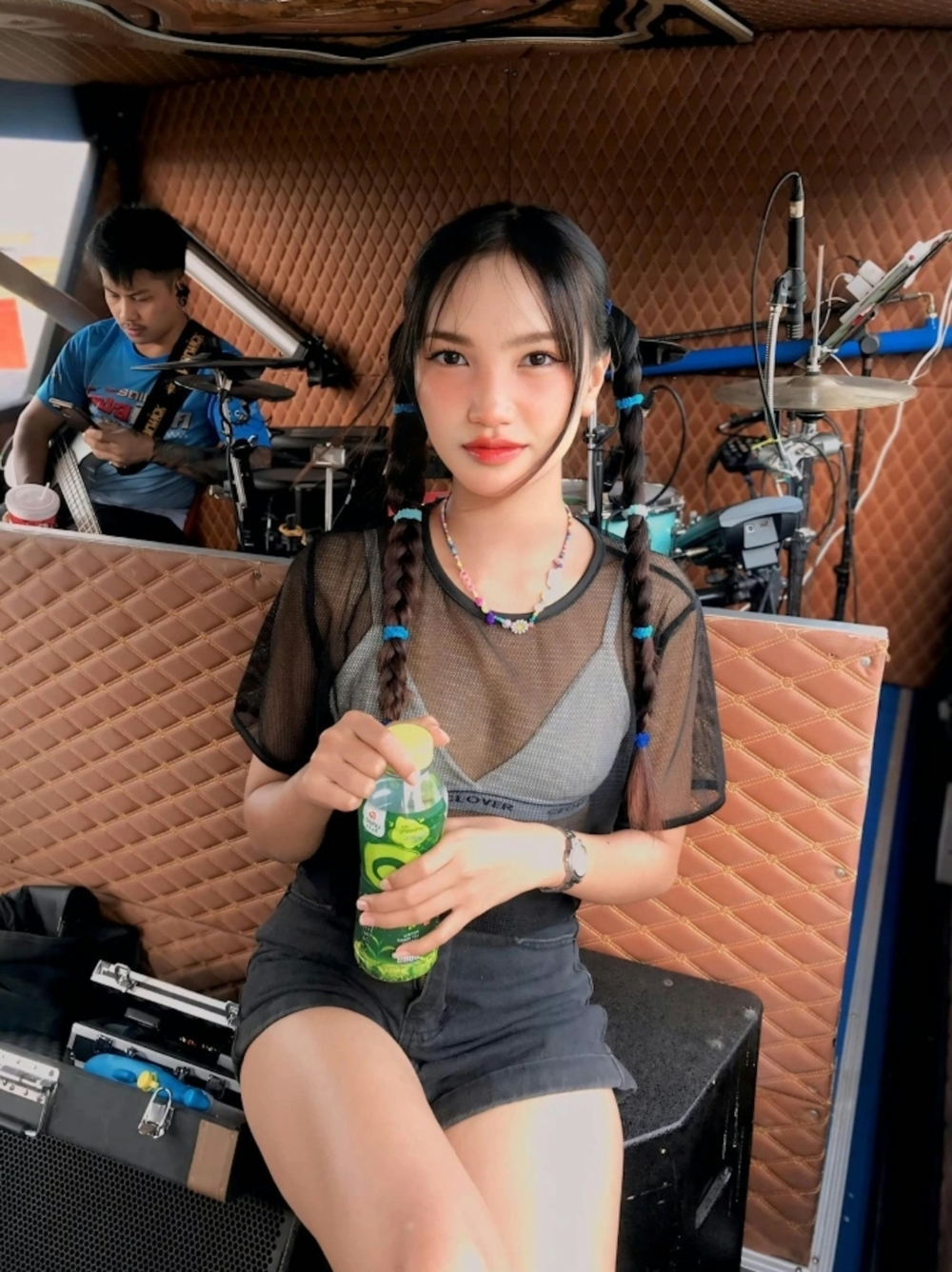 泰國女歌手Phing Chayada上月在其facebook專頁發文，稱因肩膀酸痛，故去了當地一間泰式按摩店進行按摩