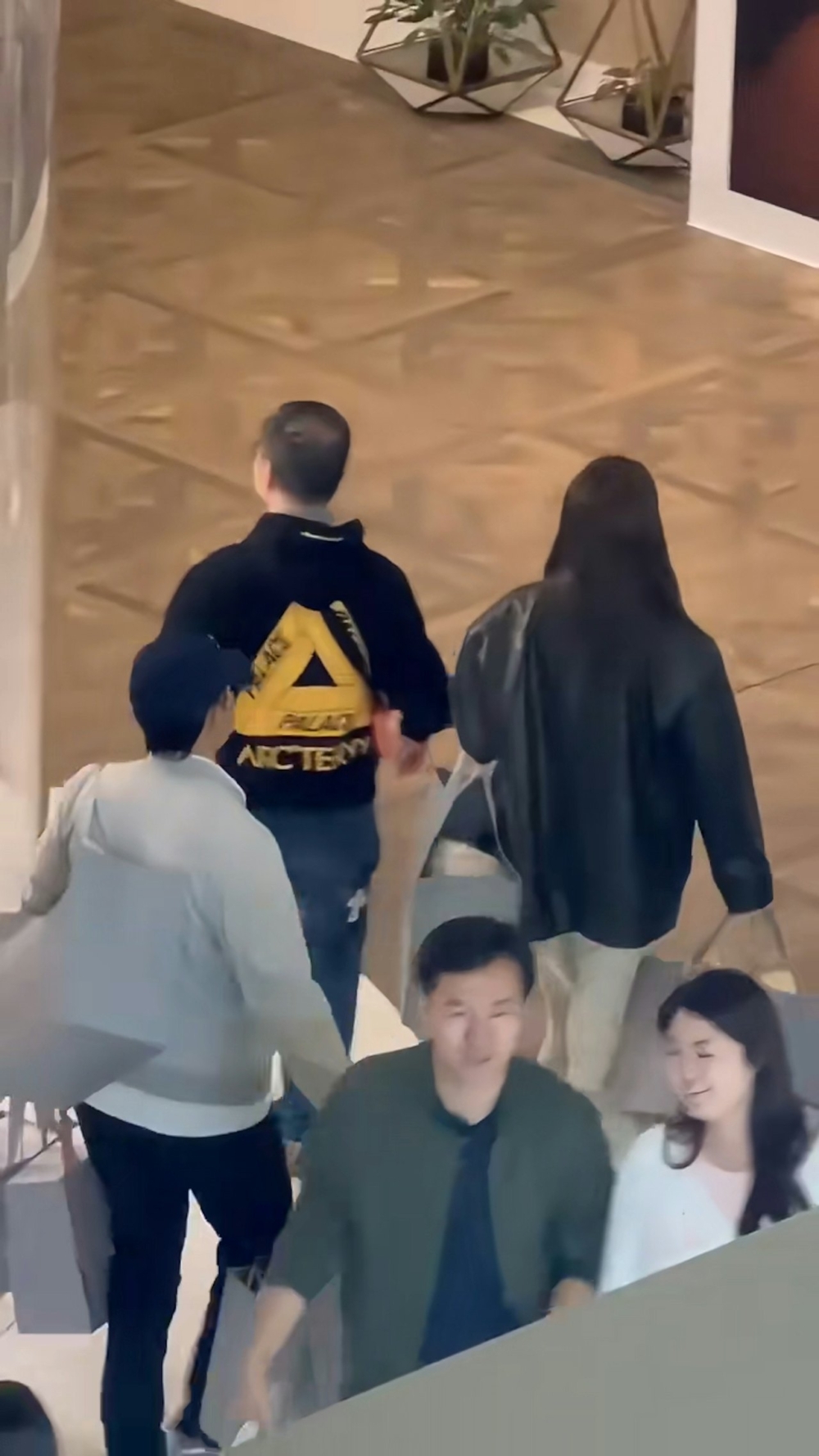 網友：「吳千語竟然這樣對待施伯雄！無視？標題黨，掌握施伯雄的精髓了」