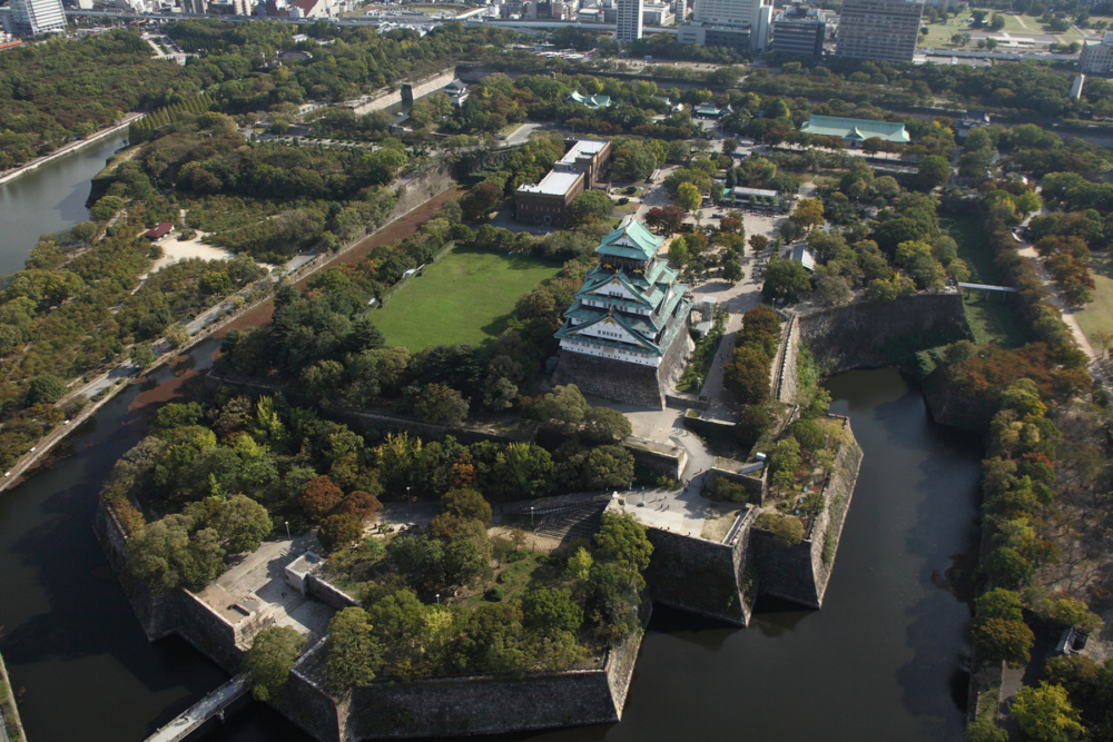 大阪城位於大阪城公園,除了可飽覽天守閣等多個歷史文化遺產,更是賞花好去處!