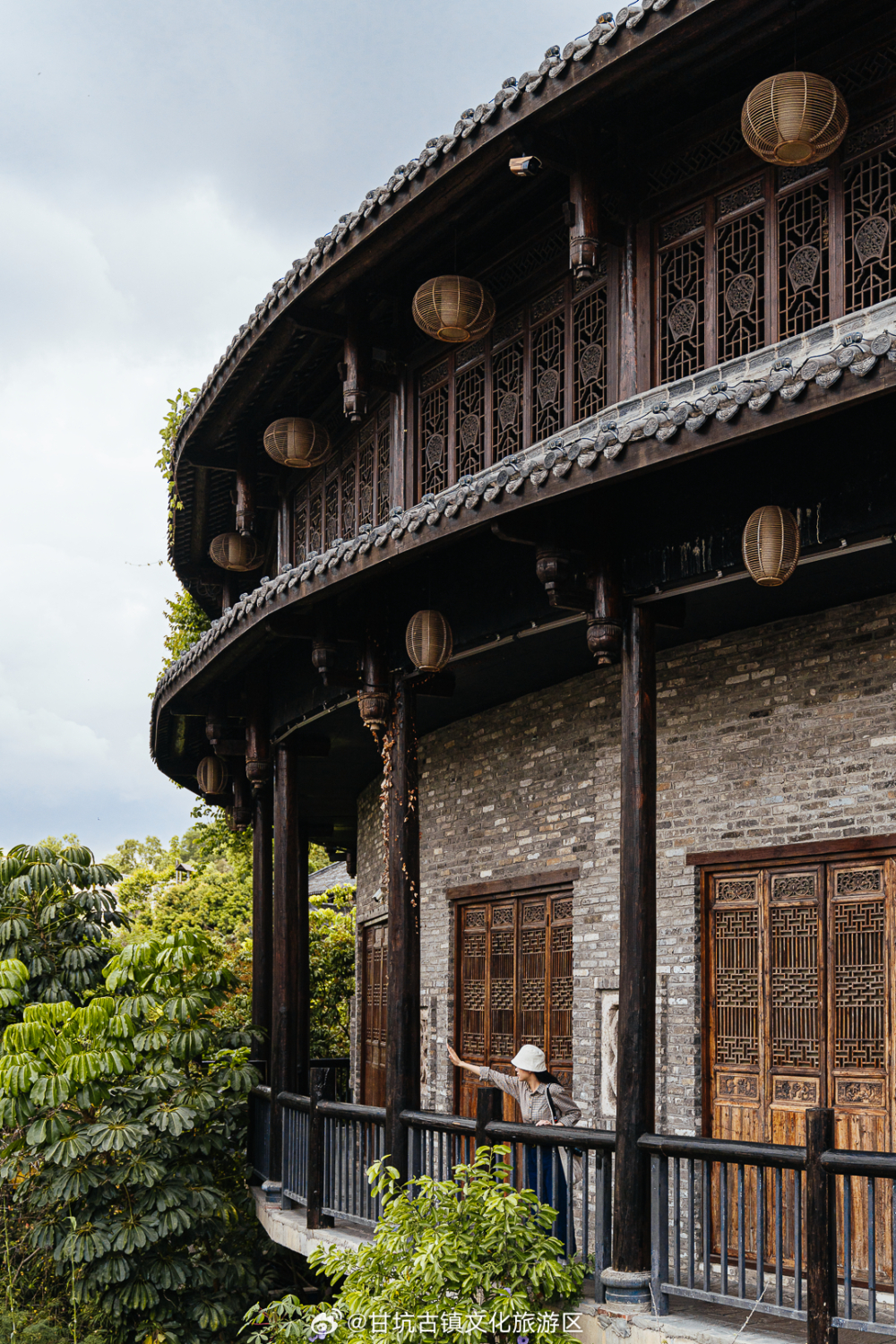 甘坑古鎮擁有約600年歷史，據悉起源於客家人於明朝末年就到此定居，並於清代開始不斷修復及保留古鎮的面貌及建築。