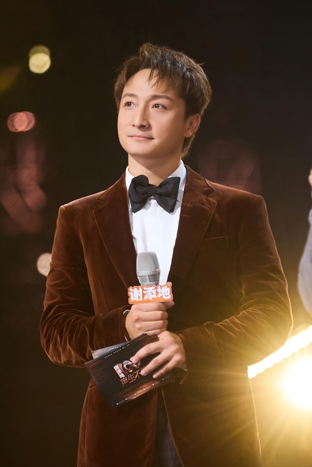 日前播出的首集中,方力申就穿上粉紅西裝戰衣出戰