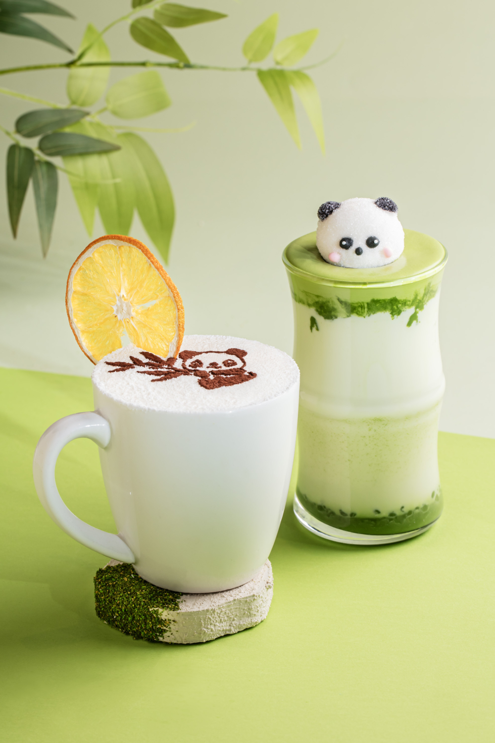 兩杯特飲以一冷一熱特製而成,分別是「茉莉抹茶拿鐵」及「香橙熱朱古力奶」