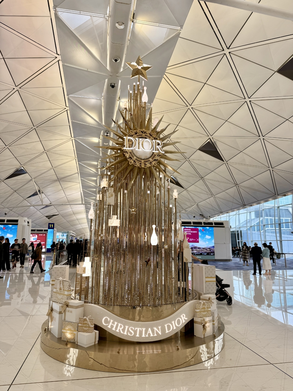 來到香港國際機場10號閘口附近，必到金光燦燦的迪奧聖誕樹前打卡，節日氣氛超濃厚！