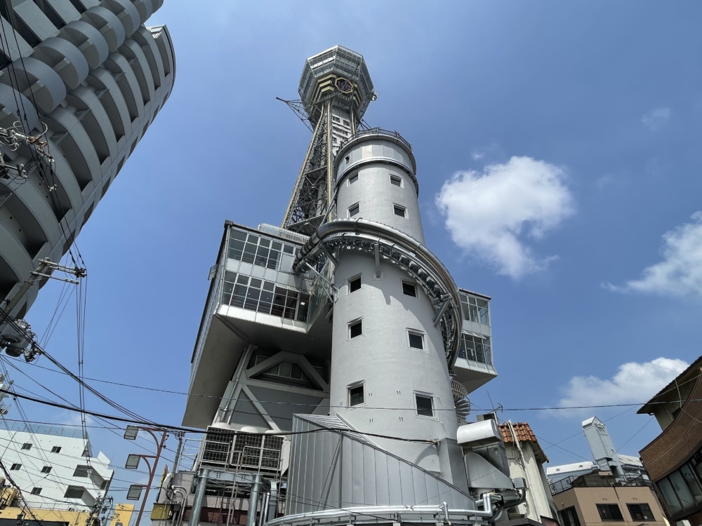 通天閣名稱擁有「直通天空的高聳建築物」之意~