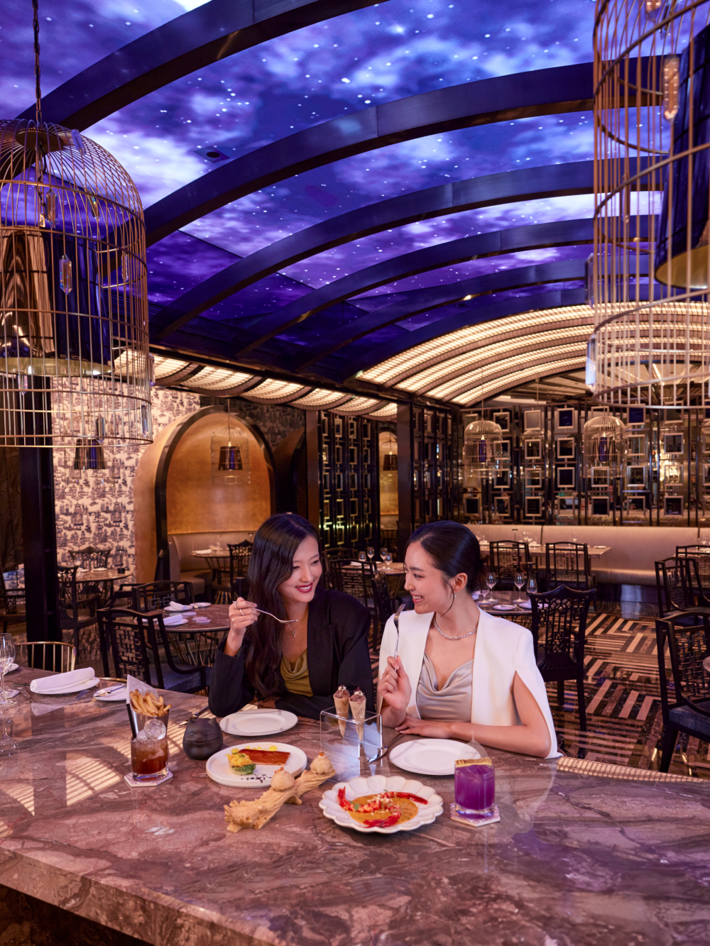 咁靚嘅星空設計下同朋友享受美食，真係好有氣氛！