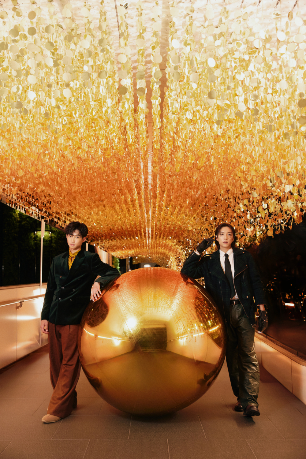 香港劍擊運動員崔浩然(Nicolas)及田徑運動員林銘夫(Rina)示範型格拍攝