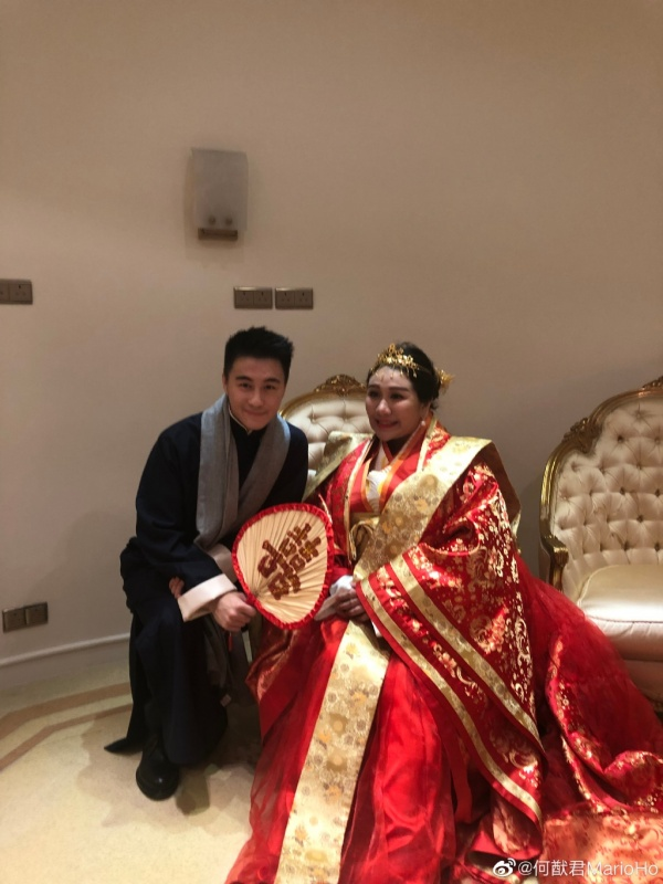 何超盈在2019年與細8歲的哈佛學霸老公辛奇隆婚後誕下一女「荷包蛋」辛千覓(Audrey)