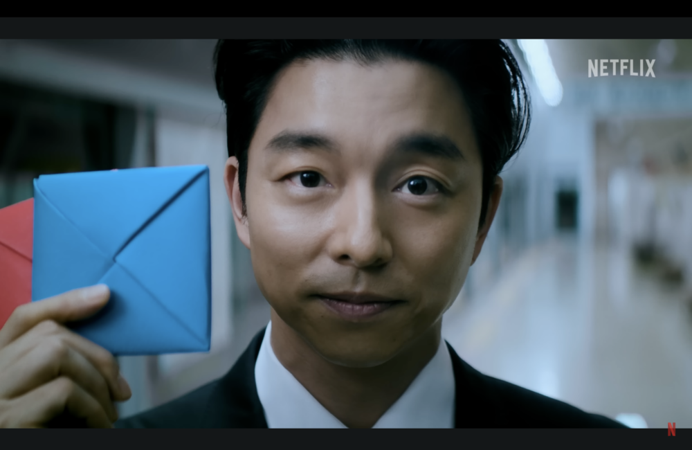 《魷魚遊戲》第一季中,孔劉飾演的神秘男到處招攬參賽者,大玩打畫片遊戲~